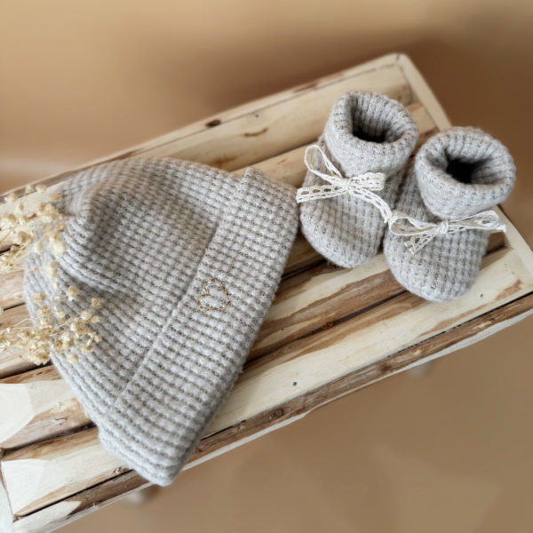bonnet de naissance et chaussons en maille grège 12avril