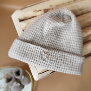 Bonnet de Naissance en Maille Nid d'abeille Grège - Initiale ♡