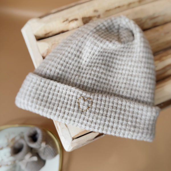 bonnet en maille 12avril maille grège coeur initiale