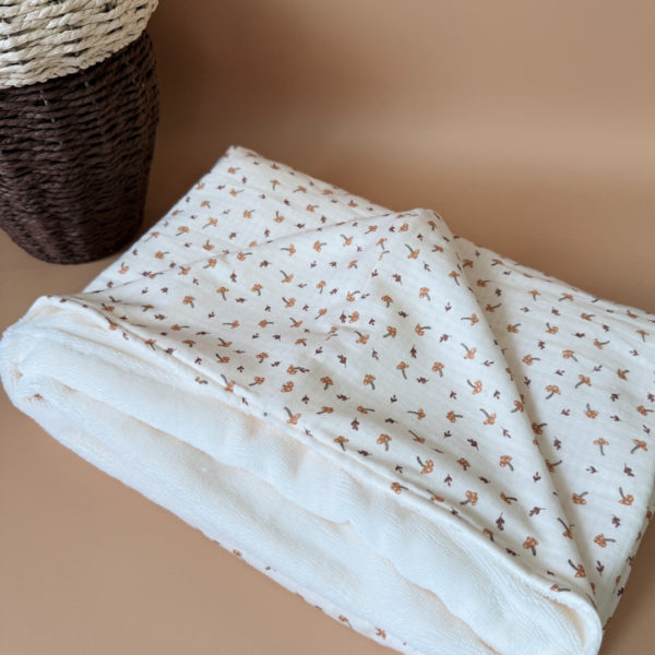 Faites de chaque moment de bain un moment de douceur et de confort pour votre tout-petit avec notre cape de bain XXL. Grâce à son maxi format, elle convient pour les enfants de 0 à 5 ans. Fabriquée en France avec une micro-éponge de bambou écrue de qualité supérieure, cette cape offre une absorption optimale et une sensation de luxe à chaque utilisation. Cette cape de bain généreuse est conçue pour envelopper confortablement votre bébé, offrant une couverture totale. Ainsi votre enfant est bien enveloppé à la sortie du bain tout en favorisant sa chaleur corporelle après le bain. La capuche intégrée permet de garder la tête de votre bébé au chaud et offre un séchage rapide des cheveux. Agrémentée d'un doux imprimé aux motifs estivaux, cette cape de bain apporte une touche de fraîcheur et de gaieté à l'heure du bain. Grâce à la matière en micro-éponge de bambou, cette matière naturelle est douce pour la peau délicate de votre bébé.  Elle est également très absorbante et respectueuse de l'environnement.