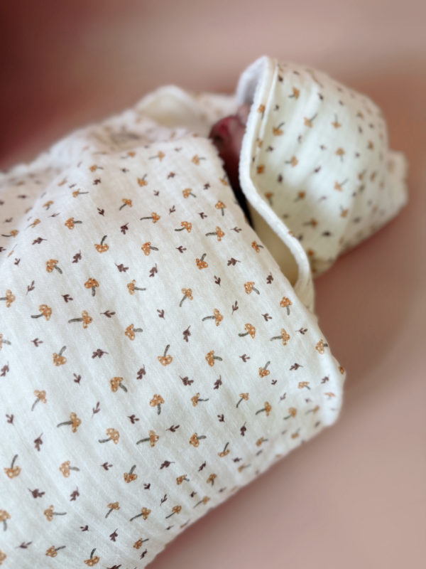 Faites de chaque moment de bain un moment de douceur et de confort pour votre tout-petit avec notre cape de bain XXL. Grâce à son maxi format, elle convient pour les enfants de 0 à 5 ans. Fabriquée en France avec une micro-éponge de bambou écrue de qualité supérieure, cette cape offre une absorption optimale et une sensation de luxe à chaque utilisation. Cette cape de bain généreuse est conçue pour envelopper confortablement votre bébé, offrant une couverture totale. Ainsi votre enfant est bien enveloppé à la sortie du bain tout en favorisant sa chaleur corporelle après le bain. La capuche intégrée permet de garder la tête de votre bébé au chaud et offre un séchage rapide des cheveux. Agrémentée d'un doux imprimé aux motifs estivaux, cette cape de bain apporte une touche de fraîcheur et de gaieté à l'heure du bain. Grâce à la matière en micro-éponge de bambou, cette matière naturelle est douce pour la peau délicate de votre bébé.  Elle est également très absorbante et respectueuse de l'environnement.
