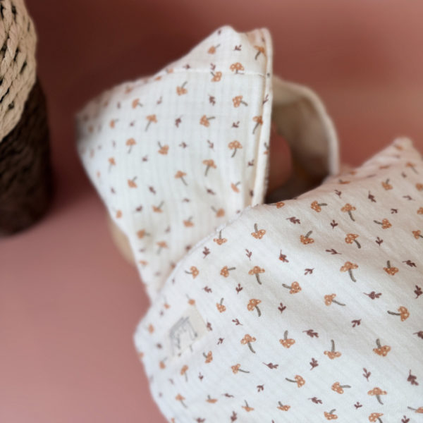 Faites de chaque moment de bain un moment de douceur et de confort pour votre tout-petit avec notre cape de bain XXL. Grâce à son maxi format, elle convient pour les enfants de 0 à 5 ans. Fabriquée en France avec une micro-éponge de bambou écrue de qualité supérieure, cette cape offre une absorption optimale et une sensation de luxe à chaque utilisation. Cette cape de bain généreuse est conçue pour envelopper confortablement votre bébé, offrant une couverture totale. Ainsi votre enfant est bien enveloppé à la sortie du bain tout en favorisant sa chaleur corporelle après le bain. La capuche intégrée permet de garder la tête de votre bébé au chaud et offre un séchage rapide des cheveux. Agrémentée d'un doux imprimé aux motifs estivaux, cette cape de bain apporte une touche de fraîcheur et de gaieté à l'heure du bain. Grâce à la matière en micro-éponge de bambou, cette matière naturelle est douce pour la peau délicate de votre bébé.  Elle est également très absorbante et respectueuse de l'environnement.