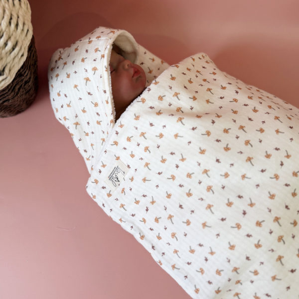 Faites de chaque moment de bain un moment de douceur et de confort pour votre tout-petit avec notre cape de bain XXL. Grâce à son maxi format, elle convient pour les enfants de 0 à 5 ans. Fabriquée en France avec une micro-éponge de bambou écrue de qualité supérieure, cette cape offre une absorption optimale et une sensation de luxe à chaque utilisation. Cette cape de bain généreuse est conçue pour envelopper confortablement votre bébé, offrant une couverture totale. Ainsi votre enfant est bien enveloppé à la sortie du bain tout en favorisant sa chaleur corporelle après le bain. La capuche intégrée permet de garder la tête de votre bébé au chaud et offre un séchage rapide des cheveux. Agrémentée d'un doux imprimé aux motifs estivaux, cette cape de bain apporte une touche de fraîcheur et de gaieté à l'heure du bain. Grâce à la matière en micro-éponge de bambou, cette matière naturelle est douce pour la peau délicate de votre bébé.  Elle est également très absorbante et respectueuse de l'environnement.