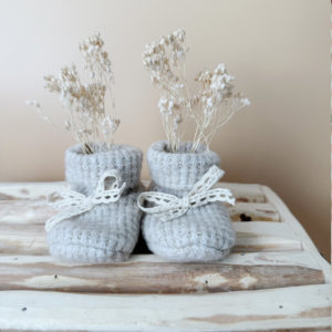 Chaussons de Naissance en Maille nid d'abeille Grège