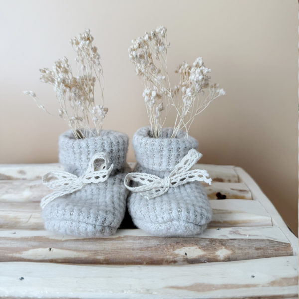 chaussons de naissance en maille grège 12avril 2