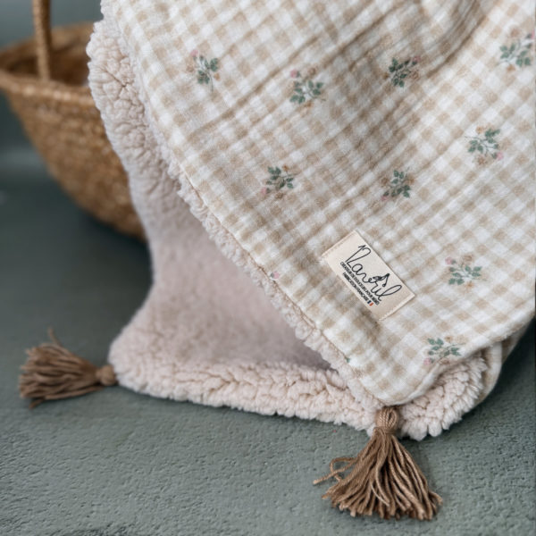 couverture carreaux fleuris pompons beige 12avril !