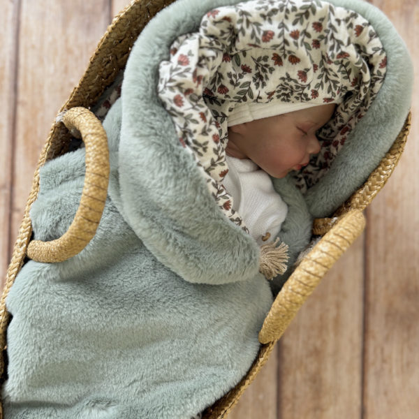 La couverture est une des pièces indispensable du trousseau de bébé. Parfaite en cadeau de naissance ou à s’offrir soit même, cette couverture chaude spéciale “bébés d’hiver”, vous accompagnera très longtemps dans vos moments câlins avec bébé. Les bébés d’hiver qui naissent pendant les mois les plus froids ont besoin d'être tenus bien au chaud à la sortie du ventre de maman. C'est pourquoi nous avons conçu cette couverture chaude spéciale “bébé d’hiver”. Dès son arrivée, bébé passe d'un environnement clos de 37°C à une température extérieure souvent très basse en hiver. C'est pour cela que nos couvertures d'hiver sont idéales pour réguler et maintenir une bonne température pour le corps de bébé.  Cette grande couverture pourra également être utilisée en descente de lit quand bébé sera plus grand. Cette couverture est idéale pour bien réchauffer les bébés d’hiver grâce à sa fausse fourrure extra douce, très épaisse (365g/m2), et sa doublure en gaze de coton hypoallergénique au magnifique motif d'un doux feuillage et de petites hirondelles. Un motif doux et unisexe. Quatre pompons en laine beige doré viennent sublimer la couverture dans les angles. Ils sont fabriqués à la main pour une pièce encore plus unique. Chaque pompon est posé très fermement avec des points solides afin de garantir une sécurité optimale pour votre enfant.