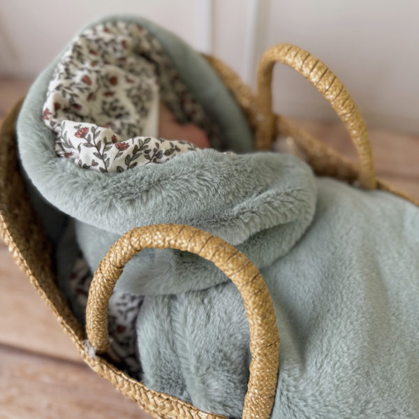 La couverture est une des pièces indispensable du trousseau de bébé. Parfaite en cadeau de naissance ou à s’offrir soit même, cette couverture chaude spéciale “bébés d’hiver”, vous accompagnera très longtemps dans vos moments câlins avec bébé. Les bébés d’hiver qui naissent pendant les mois les plus froids ont besoin d'être tenus bien au chaud à la sortie du ventre de maman. C'est pourquoi nous avons conçu cette couverture chaude spéciale “bébé d’hiver”. Dès son arrivée, bébé passe d'un environnement clos de 37°C à une température extérieure souvent très basse en hiver. C'est pour cela que nos couvertures d'hiver sont idéales pour réguler et maintenir une bonne température pour le corps de bébé.  Cette grande couverture pourra également être utilisée en descente de lit quand bébé sera plus grand. Cette couverture est idéale pour bien réchauffer les bébés d’hiver grâce à sa fausse fourrure extra douce, très épaisse (365g/m2), et sa doublure en gaze de coton hypoallergénique au magnifique motif d'un doux feuillage et de petites hirondelles. Un motif doux et unisexe. Quatre pompons en laine beige doré viennent sublimer la couverture dans les angles. Ils sont fabriqués à la main pour une pièce encore plus unique. Chaque pompon est posé très fermement avec des points solides afin de garantir une sécurité optimale pour votre enfant.