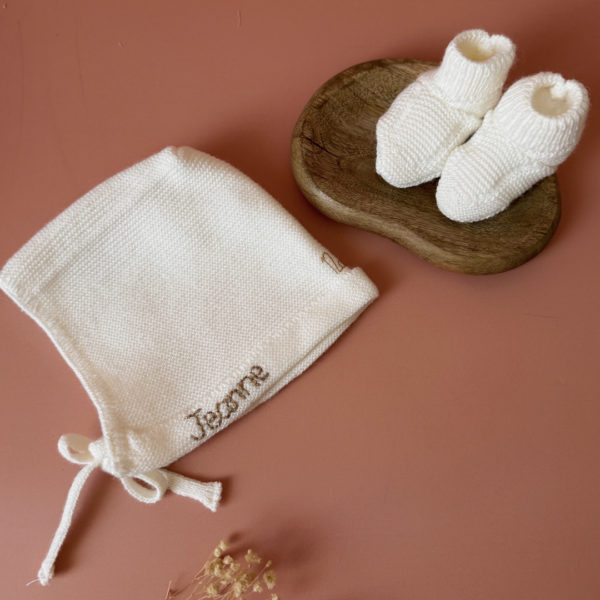ensemble béguin et chaussons de naissance 12avril 2 Les premiers jours de bébé sont précieux, et chaque détail compte pour assurer son confort et sa chaleur. Les chaussons tricotés réchaufferont les petits pieds de votre tout-petit pour ces premiers jours. Tricoté avec soin cette laine alpaga apporte de la chaleur, une légèreté, un fil chaud , doux et léger. Ils sont fabriqués dans l’un de nos ateliers partenaires français. Grâce à sa texture et à sa conception, nos chaussons de naissance maintiennent la chaleur corporelle de votre bébé au niveau de ces petits pieds.  Offrez à votre bébé le confort et la chaleur dont il a besoin  en complétant son trousseau de naissance avec le petit béguin tricoté assorti . Un cadeau parfaitement adapté pour accueillir votre petit trésor dans le monde avec tendresse et douceur. Vous pouvez également compléter ce petit look de naissance avec l’une de nos brassières douce et chaude en maille.