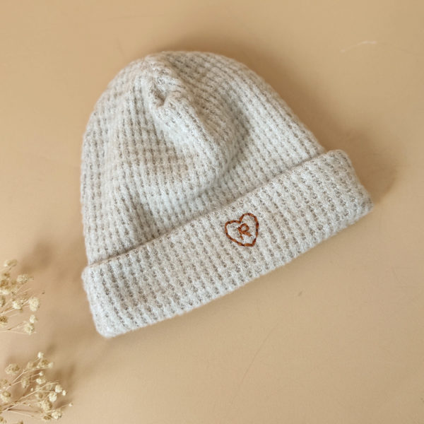 bonnet de naissance en maille grege broderie coeur initiale 12avril