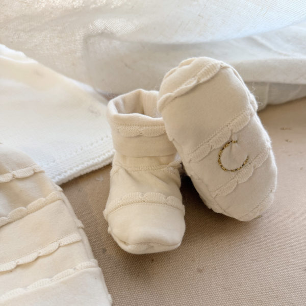 Immortaliser les premiers jours de vie de bébé avec ce joli petit bonnet personnalisé. Il est en 100% jersey de coton biologique écru. Il sera réchauffer bébé. Idéale pour annoncer le prénom de bébé à la naissance ! Le saviez-vous? Toutes les extrémités du corps de bébé sont les plus vulnérables au froid , pieds, mains, oreilles ... Même en plein été il est important de bien couvrir bébé dès la naissance, n'oublions pas qu'il sort d'un bain de 37° C depuis 9 mois ! Le petit plus: la broderie qui annonce le prénom de bébé lui donne un côté unique ! La broderie est réalisée à la main. Elle est constituée du prénom ou du mot . Dimension : Taille naissance / 1 mois Conseil d’entretien : Lavage à FROID, uniquement en machine ou à la main.  Délais : 8/10 jours ouvrés - Tous nos produits sont fabriqués en France.