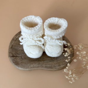 Les premiers jours de bébé sont précieux, et chaque détail compte pour assurer son confort et sa chaleur. Les chaussons en maille tricot réchaufferont les petits pieds de votre tout-petit pour ces premiers jours. Tricoté avec soin cette laine apporte de la chaleur, une légèreté, un fil chaud , doux et léger. Ils sont fabriqués dans l’un de nos ateliers partenaires français. Nous préconisons ces petits chaussons pour les naissances qui auront lieu au beaux jours ( de mai à septembre) . Grâce à sa texture et à sa conception, nos chaussons de naissance maintiennent la chaleur corporelle de votre bébé au niveau de ces petits pieds.  Offrez à votre bébé le confort et la chaleur dont il a besoin  en complétant son trousseau de naissance avec un petit bonnet. Un cadeau parfaitement adapté pour accueillir votre petit trésor dans le monde avec tendresse et douceur. Vous pouvez également compléter ce petit look de naissance avec l’une de nos brassières douce et chaude en maille.