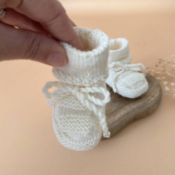 Les premiers jours de bébé sont précieux, et chaque détail compte pour assurer son confort et sa chaleur. Les chaussons en maille tricot réchaufferont les petits pieds de votre tout-petit pour ces premiers jours. Tricoté avec soin cette laine apporte de la chaleur, une légèreté, un fil chaud , doux et léger. Ils sont fabriqués dans l’un de nos ateliers partenaires français. Nous préconisons ces petits chaussons pour les naissances qui auront lieu au beaux jours ( de mai à septembre) . Grâce à sa texture et à sa conception, nos chaussons de naissance maintiennent la chaleur corporelle de votre bébé au niveau de ces petits pieds.  Offrez à votre bébé le confort et la chaleur dont il a besoin  en complétant son trousseau de naissance avec un petit bonnet. Un cadeau parfaitement adapté pour accueillir votre petit trésor dans le monde avec tendresse et douceur. Vous pouvez également compléter ce petit look de naissance avec l’une de nos brassières douce et chaude en maille.