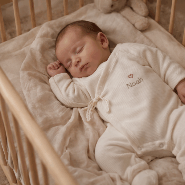 Offrez à votre nouveau-né un confort absolu avec notre pyjama de naissance écru en mini maille côtelée, soigneusement fabriqué en France. Ce pyjama allie douceur et praticité, idéal pour les premiers mois de bébé. Son design élégant en maille de velours côtelé offre une texture agréable au toucher, tandis que sa teinte écrue apporte une touche intemporelle. Il se distingue par sa personnalisation au prénom de votre enfant, en faisant un cadeau unique et inoubliable. Pratique, il est doté d'une fermeture sur le devant pour faciliter l'habillage, ainsi qu'une ouverture intégrale au niveau des pieds, rendant le changement de couches simple et rapide. Un incontournable pour le trousseau de naissance, conçu pour offrir à votre bébé le meilleur dès ses premiers jours. Un cadeau parfaitement adapté pour accueillir votre petit trésor dans le monde avec tendresse et douceur. Retrouvez dans la même gamme, nos petits chaussons de naissance ainsi que nos bonnets.