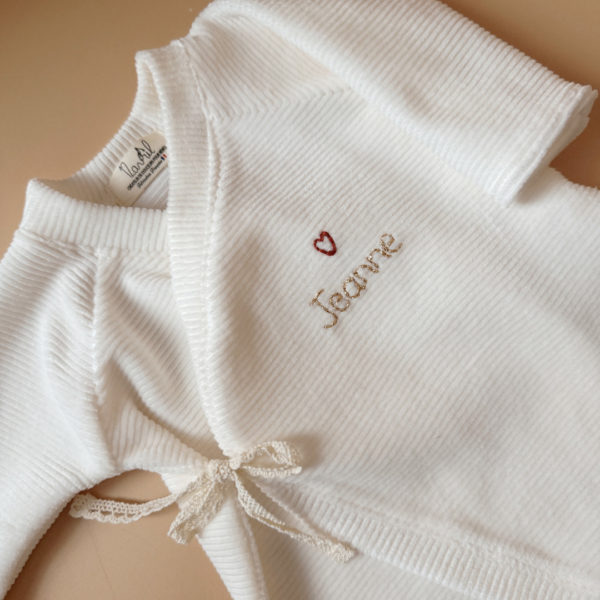 Offrez à votre nouveau-né un confort absolu avec notre pyjama de naissance écru en mini maille côtelée, soigneusement fabriqué en France. Ce pyjama allie douceur et praticité, idéal pour les premiers mois de bébé. Son design élégant en maille de velours côtelé offre une texture agréable au toucher, tandis que sa teinte écrue apporte une touche intemporelle. Il se distingue par sa personnalisation au prénom de votre enfant, en faisant un cadeau unique et inoubliable. Pratique, il est doté d'une fermeture sur le devant pour faciliter l'habillage, ainsi qu'une ouverture intégrale au niveau des pieds, rendant le changement de couches simple et rapide. Un incontournable pour le trousseau de naissance, conçu pour offrir à votre bébé le meilleur dès ses premiers jours. Un cadeau parfaitement adapté pour accueillir votre petit trésor dans le monde avec tendresse et douceur. Retrouvez dans la même gamme, nos petits chaussons de naissance ainsi que nos bonnets.