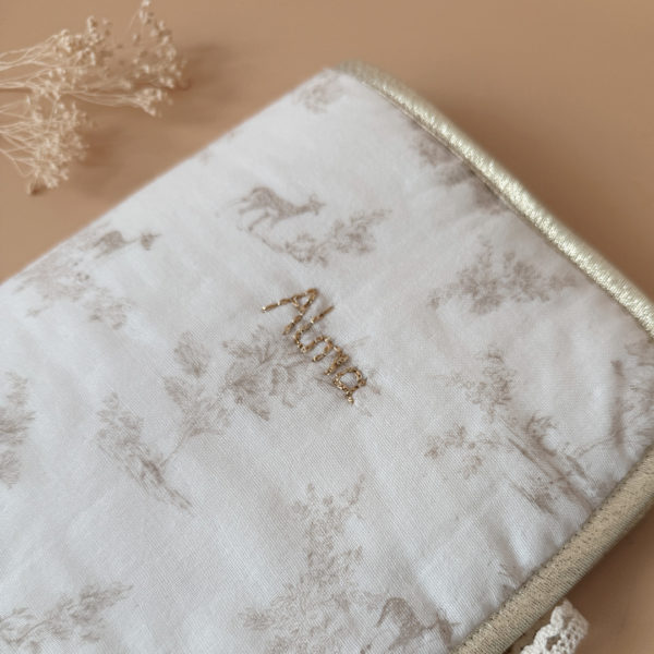 En optant pour notre protège carnet de santé, vous choisissez non seulement la protection et la fonctionnalité, mais aussi le style et la qualité. C'est un cadeau parfait pour les nouveaux parents et un accessoire indispensable pour chaque enfant. Retrouvez toute notre gamme avec différents motifs ici.