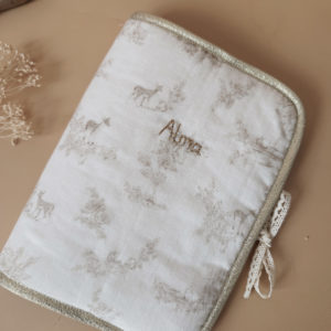 En optant pour notre protège carnet de santé, vous choisissez non seulement la protection et la fonctionnalité, mais aussi le style et la qualité. C'est un cadeau parfait pour les nouveaux parents et un accessoire indispensable pour chaque enfant. Retrouvez toute notre gamme avec différents motifs ici.