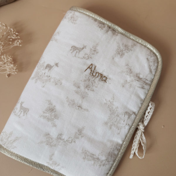 En optant pour notre protège carnet de santé, vous choisissez non seulement la protection et la fonctionnalité, mais aussi le style et la qualité. C'est un cadeau parfait pour les nouveaux parents et un accessoire indispensable pour chaque enfant. Retrouvez toute notre gamme avec différents motifs ici.