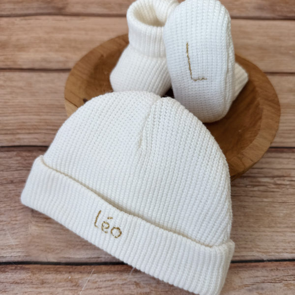 Le bonnet de naissance, un incontournable dans la valise maternité Le bonnet de naissance personnalisé pour bébé en maille tricotée de coton est l'accessoire idéal pour les premiers jours de votre nouveau-né. Confectionné avec soin, ce bonnet offre à votre bébé douceur et confort incomparables. Il est fabriqué dans l’un de nos ateliers partenaires français. Un cadeau parfaitement adapté pour accueillir votre petit trésor dans le monde avec tendresse et douceur. Retrouvez dans la même gamme, nos petits chaussons de naissance. Grâce à sa texture et à sa conception, ce bonnet maintient la chaleur corporelle de votre bébé, de sorte que celui-ci sera bien au chaud pendant ses premiers jours.