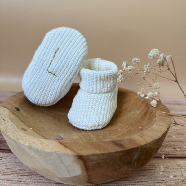 Les premiers jours de bébé sont précieux, et chaque détail compte pour assurer son confort et sa chaleur. Les chaussons en maille éponge côtelée réchaufferont les petits pieds de votre tout-petit pour ces premiers jours. Confectionné avec soin dans une maille éponge côtelée, ils offrent à votre bébé douceur et confort incomparables. Ils sont fabriqués dans l’un de nos ateliers partenaires français. Un cadeau parfaitement adapté pour accueillir votre petit trésor dans le monde avec tendresse et douceur. Grâce à sa texture et à sa conception, nos chaussons de naissance maintiennent la chaleur corporelle de votre bébé au niveau de ces petits pieds.  Offrez à votre bébé le confort et la chaleur dont il a besoin  en complétant son trousseau de naissance avec le petit bonnet de naissance de la même gamme. Un cadeau parfaitement adapté pour accueillir votre petit trésor dans le monde avec tendresse et douceur. Vous pouvez également compléter ce petit look de naissance avec notre beau pyjama  ou bien  l’une de nos brassières douce et chaude en maille.