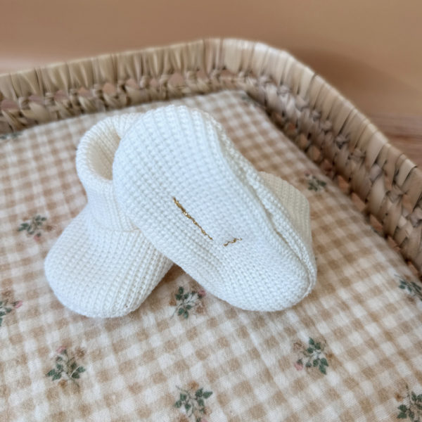 Les premiers jours de bébé sont précieux, et chaque détail compte pour assurer son confort et sa chaleur. Les chaussons en maille éponge côtelée réchaufferont les petits pieds de votre tout-petit pour ces premiers jours. Confectionné avec soin dans une maille éponge côtelée, ils offrent à votre bébé douceur et confort incomparables. Ils sont fabriqués dans l’un de nos ateliers partenaires français. Un cadeau parfaitement adapté pour accueillir votre petit trésor dans le monde avec tendresse et douceur. Grâce à sa texture et à sa conception, nos chaussons de naissance maintiennent la chaleur corporelle de votre bébé au niveau de ces petits pieds.  Offrez à votre bébé le confort et la chaleur dont il a besoin  en complétant son trousseau de naissance avec le petit bonnet de naissance de la même gamme. Un cadeau parfaitement adapté pour accueillir votre petit trésor dans le monde avec tendresse et douceur. Vous pouvez également compléter ce petit look de naissance avec notre beau pyjama  ou bien  l’une de nos brassières douce et chaude en maille.