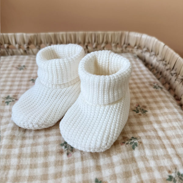 Les premiers jours de bébé sont précieux, et chaque détail compte pour assurer son confort et sa chaleur. Les chaussons en maille éponge côtelée réchaufferont les petits pieds de votre tout-petit pour ces premiers jours. Confectionné avec soin dans une maille éponge côtelée, ils offrent à votre bébé douceur et confort incomparables. Ils sont fabriqués dans l’un de nos ateliers partenaires français. Un cadeau parfaitement adapté pour accueillir votre petit trésor dans le monde avec tendresse et douceur. Grâce à sa texture et à sa conception, nos chaussons de naissance maintiennent la chaleur corporelle de votre bébé au niveau de ces petits pieds.  Offrez à votre bébé le confort et la chaleur dont il a besoin  en complétant son trousseau de naissance avec le petit bonnet de naissance de la même gamme. Un cadeau parfaitement adapté pour accueillir votre petit trésor dans le monde avec tendresse et douceur. Vous pouvez également compléter ce petit look de naissance avec notre beau pyjama  ou bien  l’une de nos brassières douce et chaude en maille.