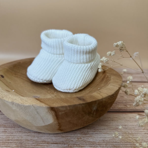 Les premiers jours de bébé sont précieux, et chaque détail compte pour assurer son confort et sa chaleur. Les chaussons en maille éponge côtelée réchaufferont les petits pieds de votre tout-petit pour ces premiers jours. Confectionné avec soin dans une maille éponge côtelée, ils offrent à votre bébé douceur et confort incomparables. Ils sont fabriqués dans l’un de nos ateliers partenaires français. Un cadeau parfaitement adapté pour accueillir votre petit trésor dans le monde avec tendresse et douceur. Grâce à sa texture et à sa conception, nos chaussons de naissance maintiennent la chaleur corporelle de votre bébé au niveau de ces petits pieds.  Offrez à votre bébé le confort et la chaleur dont il a besoin  en complétant son trousseau de naissance avec le petit bonnet de naissance de la même gamme. Un cadeau parfaitement adapté pour accueillir votre petit trésor dans le monde avec tendresse et douceur. Vous pouvez également compléter ce petit look de naissance avec notre beau pyjama  ou bien  l’une de nos brassières douce et chaude en maille.