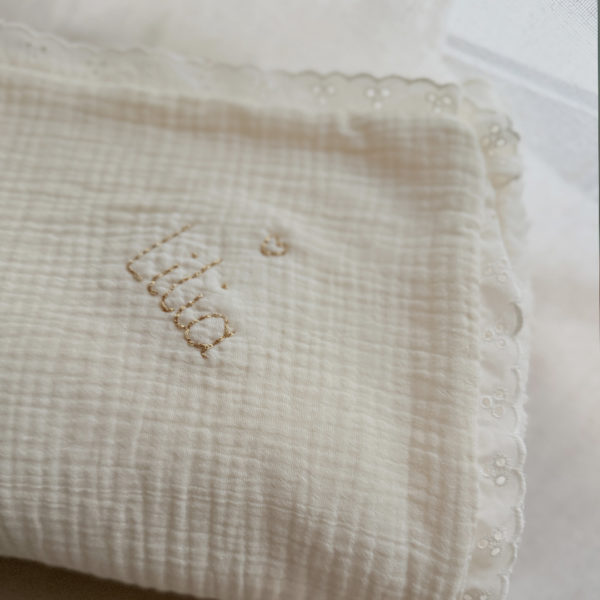 La couverture est une des pièces indispensable du trousseau de bébé. Parfaite en cadeau de naissance ou à s’offrir soit même, cette couverture demie saison est parfaite pour accompagner bébé tout au long de l'année, Cette grande couverture pourra également être utilisée en descente de lit quand bébé sera plus grand. Cette couverture est idéale pour bien réchauffer les bébés en demie saison grâce à sa fausse fourrure type sherpa mouton beige , et sa doublure en gaze de coton hypoallergénique au magnifique motif de petits oiseaux inséparables façon toile de Jouy. Un motif doux et unisexe. Une magnifique dentelle vient sublimer le contour de la couverture.