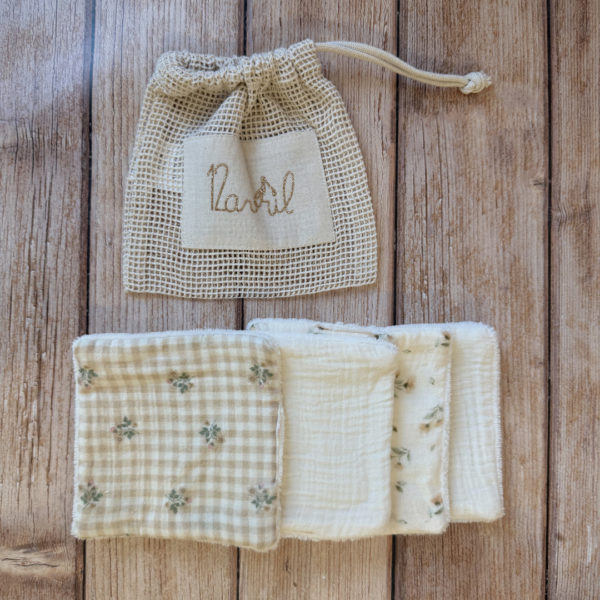 Comment nettoyer bébé sans l’irriter et en optant pour une démarche zéro déchet ? Ce lot de 4 lingettes est parfait  pour nettoyer bébé lors de son repas, sa toilette ou bien encore pour le change. Nos lingettes sont conçues en 100% gaze de coton et micro éponge de bambou extra douce labellisée OekoTex (sans produits chimiques). Ce lot de 4 lingettes vous sera envoyé dans un joli pochon de satin afin de les transporter facilement. Notre lot est composé de deux lingettes en gaze de coton au doux motif citron, ainsi que deux lingettes unies, écrues.