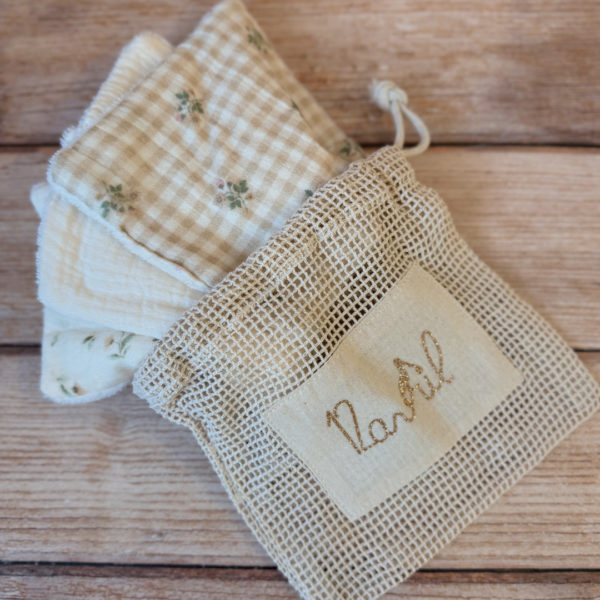Comment nettoyer bébé sans l’irriter et en optant pour une démarche zéro déchet ? Ce lot de 4 lingettes est parfait  pour nettoyer bébé lors de son repas, sa toilette ou bien encore pour le change. Nos lingettes sont conçues en 100% gaze de coton et micro éponge de bambou extra douce labellisée OekoTex (sans produits chimiques). Ce lot de 4 lingettes vous sera envoyé dans un joli pochon de satin afin de les transporter facilement. Notre lot est composé de deux lingettes en gaze de coton au doux motif citron, ainsi que deux lingettes unies, écrues.