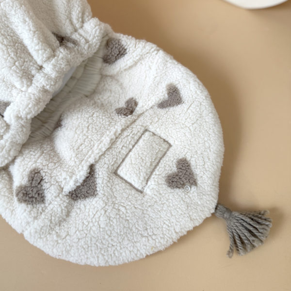 Adoptez notre tout nouveau sac à dos, il est idéal pour emporter le change, le biberon, la gourde, le départ pour la crèche, la nounou mais aussi les premiers pas pour l'école ! Il est tout doux, tout mou et tout léger pour prendre soin du dos de votre enfant. Il est réalisé en fausse fourrure sherpa,  ouatiné , dans nos ateliers français. Notre emblématique pompon vient habillé le petit rabat qui est lui même muni d'une pression. Les anses sont ajustables en réglant les petits nœuds. Fabriqué en sherpa  tout doux, il assure le confort de votre bébé tout en étant doux et léger au porter;. Doté de bretelles réglables et d'une poignée de transport pratique, ce sac à dos est parfaitement adapté à la morphologie de votre enfant et offre une grande facilité d'utilisation. Idéal pour les sorties en famille, les promenades au parc ou les voyages, ce sac à dos offre suffisamment d'espace pour ranger les essentiels de bébé tout en restant léger et compact.