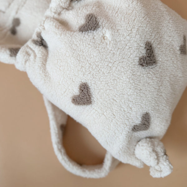 Adoptez notre tout nouveau sac à dos, il est idéal pour emporter le change, le biberon, la gourde, le départ pour la crèche, la nounou mais aussi les premiers pas pour l'école ! Il est tout doux, tout mou et tout léger pour prendre soin du dos de votre enfant. Il est réalisé en fausse fourrure sherpa,  ouatiné , dans nos ateliers français. Notre emblématique pompon vient habillé le petit rabat qui est lui même muni d'une pression. Les anses sont ajustables en réglant les petits nœuds. Fabriqué en sherpa  tout doux, il assure le confort de votre bébé tout en étant doux et léger au porter;. Doté de bretelles réglables et d'une poignée de transport pratique, ce sac à dos est parfaitement adapté à la morphologie de votre enfant et offre une grande facilité d'utilisation. Idéal pour les sorties en famille, les promenades au parc ou les voyages, ce sac à dos offre suffisamment d'espace pour ranger les essentiels de bébé tout en restant léger et compact.