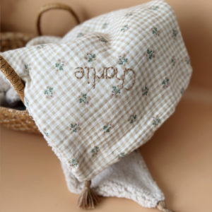 La couverture est une des pièces indispensable du trousseau de bébé. Parfaite en cadeau de naissance ou à s’offrir soit même, cette couverture demie saison est parfaite pour accompagner bébé tout au long de l'année, Cette grande couverture pourra également être utilisée en descente de lit quand bébé sera plus grand. Cette couverture est idéale pour bien réchauffer les bébés en demie saison grâce à sa fausse fourrure type sherpa mouton beige , et sa doublure en gaze de coton hypoallergénique au magnifique motif de petits carreaux fleuris. Un motif doux, unisexe et très tendance pour cet automne. Quatre pompons en laine  viennent sublimer la couverture dans les angles. Ils sont fabriqués à la main pour une pièce encore plus unique. Chaque pompon est posé très fermement avec des points solides afin de garantir une sécurité optimale pour votre enfant. 