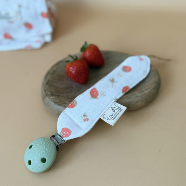 Élégante, douce et sécurisée, notre attache tétine en gaze de coton  accompagne bébé au quotidien tout en ajoutant une touche délicate à sa tenue. Chaque modèle est personnalisable avec le prénom de bébé, soigneusement brodé à la main, pour créer un accessoire unique et plein de sens. Dotée d’un lien doré raffiné pour fixer la tétine et d’une pince ronde en silicone embossé, elle allie esthétique et praticité.