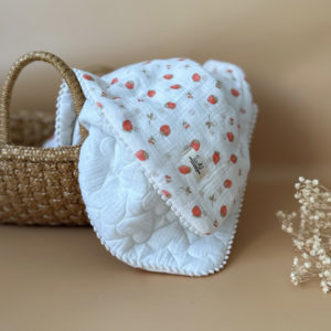 Offrez à votre bébé un cocon de douceur et de fraîcheur avec notre couverture 100% coton avec une face en motif printanier et une fasse en gaze de coton matelassée coeurs ,  soigneusement confectionnée pour les beaux jours. Plus qu'une simple couverture, elle devient l'accessoire indispensable de l’été.