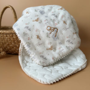 Offrez à votre bébé un cocon de douceur et de fraîcheur avec notre couverture 100% coton avec une face en motif printanier et une fasse en gaze de coton matelassée coeurs ,  soigneusement confectionnée pour les beaux jours. Plus qu'une simple couverture, elle devient l'accessoire indispensable de l’été. Le motif jungle est un imprimé exclusif. 