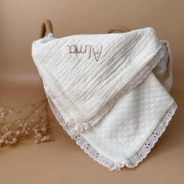 Et si on offrait à bébé sa toute première couverture, pour qu’il puisse la garder indéfiniment ? Un très joli (et utile !) cadeau de naissance, à offrir ou à s’offrir, mais aussi un souvenir unique à conserver et à chérir très longtemps. Cette couverture légère mais chaude est confectionnée dans une douce maille matelassée de coton et notre incontournable gaze de coton plumetis écrue.
