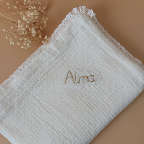 Et si on offrait à bébé sa toute première couverture, pour qu’il puisse la garder indéfiniment ? Un très joli (et utile !) cadeau de naissance, à offrir ou à s’offrir, mais aussi un souvenir unique à conserver et à chérir très longtemps. Cette couverture légère mais chaude est confectionnée dans une douce maille matelassée de coton et notre incontournable gaze de coton plumetis écrue.