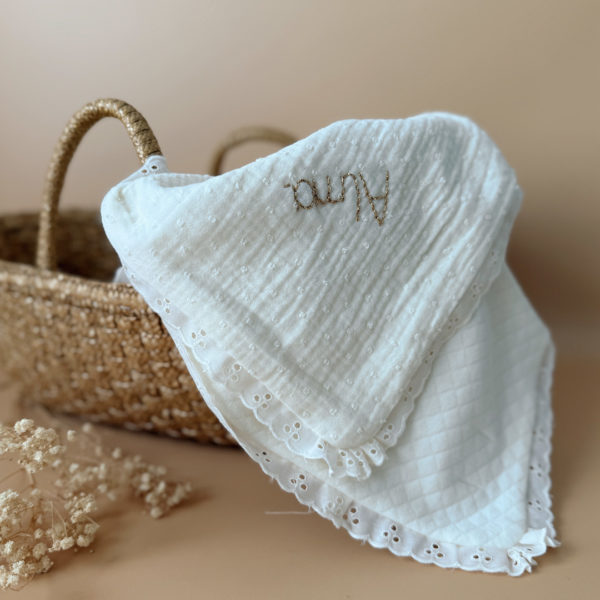 Et si on offrait à bébé sa toute première couverture, pour qu’il puisse la garder indéfiniment ? Un très joli (et utile !) cadeau de naissance, à offrir ou à s’offrir, mais aussi un souvenir unique à conserver et à chérir très longtemps. Cette couverture légère mais chaude est confectionnée dans une douce maille matelassée de coton et notre incontournable gaze de coton plumetis écrue.