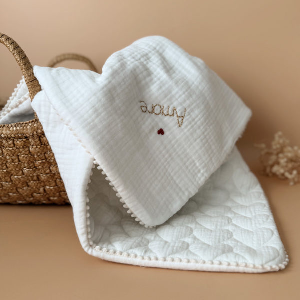 Offrez à votre bébé un cocon de douceur et de fraîcheur avec notre couverture 100% gaze de coton avec une face en triple gaze de coton et une face en gaze de coton matelassée coeurs,  soigneusement confectionnée pour les beaux jours. Plus qu'une simple couverture, elle devient l'accessoire indispensable de l’été. 