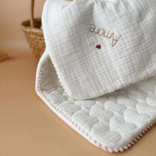 Offrez à votre bébé un cocon de douceur et de fraîcheur avec notre couverture 100% gaze de coton avec une face en triple gaze de coton et une face en gaze de coton matelassée coeurs,  soigneusement confectionnée pour les beaux jours. Plus qu'une simple couverture, elle devient l'accessoire indispensable de l’été. 