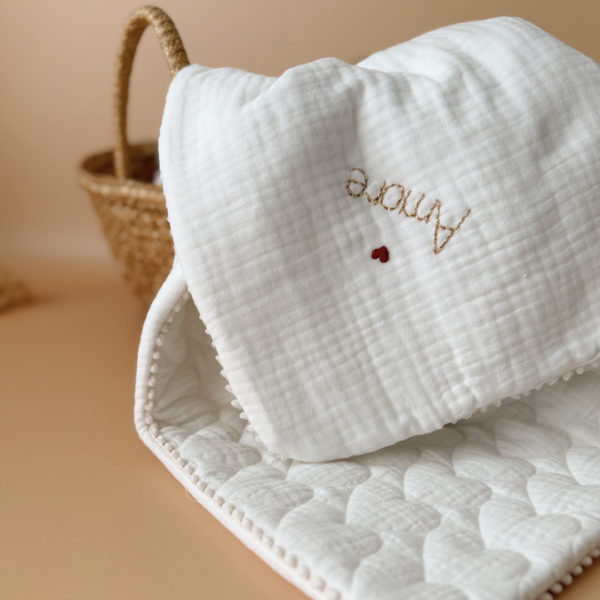 Offrez à votre bébé un cocon de douceur et de fraîcheur avec notre couverture 100% gaze de coton avec une face en triple gaze de coton et une face en gaze de coton matelassée coeurs,  soigneusement confectionnée pour les beaux jours. Plus qu'une simple couverture, elle devient l'accessoire indispensable de l’été. 