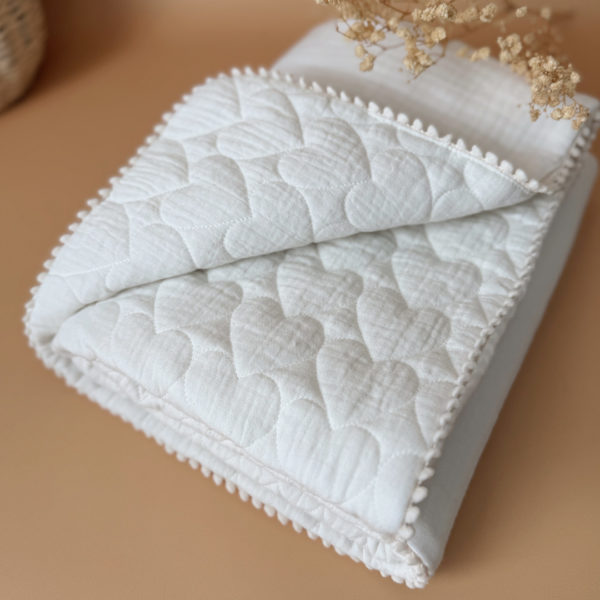 Offrez à votre bébé un cocon de douceur et de fraîcheur avec notre couverture 100% gaze de coton avec une face en triple gaze de coton et une face en gaze de coton matelassée coeurs,  soigneusement confectionnée pour les beaux jours. Plus qu'une simple couverture, elle devient l'accessoire indispensable de l’été. 