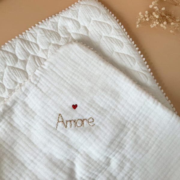 Offrez à votre bébé un cocon de douceur et de fraîcheur avec notre couverture 100% gaze de coton avec une face en triple gaze de coton et une face en gaze de coton matelassée coeurs,  soigneusement confectionnée pour les beaux jours. Plus qu'une simple couverture, elle devient l'accessoire indispensable de l’été. 