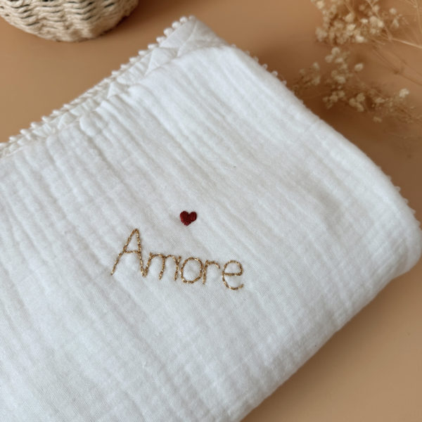 Offrez à votre bébé un cocon de douceur et de fraîcheur avec notre couverture 100% gaze de coton avec une face en triple gaze de coton et une face en gaze de coton matelassée coeurs,  soigneusement confectionnée pour les beaux jours. Plus qu'une simple couverture, elle devient l'accessoire indispensable de l’été. 