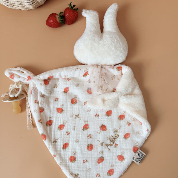 Offrez à votre bébé un compagnon de douceur avec ce magnifique doudou lange en forme de lapin, confectionné en 100% coton avec notre micro éponge écrue et un doux motif printanier en gaze de coton. Ce doudou, aussi mignon que réconfortant, deviendra vite l’allié idéal des moments câlins et des siestes. son petit plus : un lien attache tétine ! 