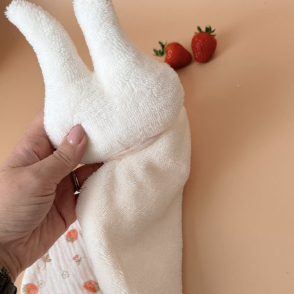Offrez à votre bébé un compagnon de douceur avec ce magnifique doudou lange en forme de lapin, confectionné en 100% coton avec notre micro éponge écrue et un doux motif printanier en gaze de coton. Ce doudou, aussi mignon que réconfortant, deviendra vite l’allié idéal des moments câlins et des siestes. son petit plus : un lien attache tétine ! 