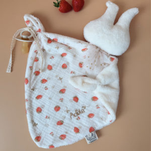 Offrez à votre bébé un compagnon de douceur avec ce magnifique doudou lange en forme de lapin, confectionné en 100% coton avec notre micro éponge écrue et un doux motif printanier en gaze de coton. Ce doudou, aussi mignon que réconfortant, deviendra vite l’allié idéal des moments câlins et des siestes. son petit plus : un lien attache tétine ! 