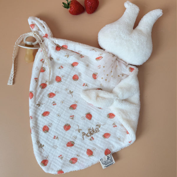 Offrez à votre bébé un compagnon de douceur avec ce magnifique doudou lange en forme de lapin, confectionné en 100% coton avec notre micro éponge écrue et un doux motif printanier en gaze de coton. Ce doudou, aussi mignon que réconfortant, deviendra vite l’allié idéal des moments câlins et des siestes. son petit plus : un lien attache tétine ! 