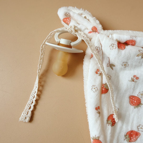 Offrez à votre bébé un compagnon de douceur avec ce magnifique doudou lange en forme de lapin, confectionné en 100% coton avec notre micro éponge écrue et un doux motif printanier en gaze de coton. Ce doudou, aussi mignon que réconfortant, deviendra vite l’allié idéal des moments câlins et des siestes. son petit plus : un lien attache tétine ! 